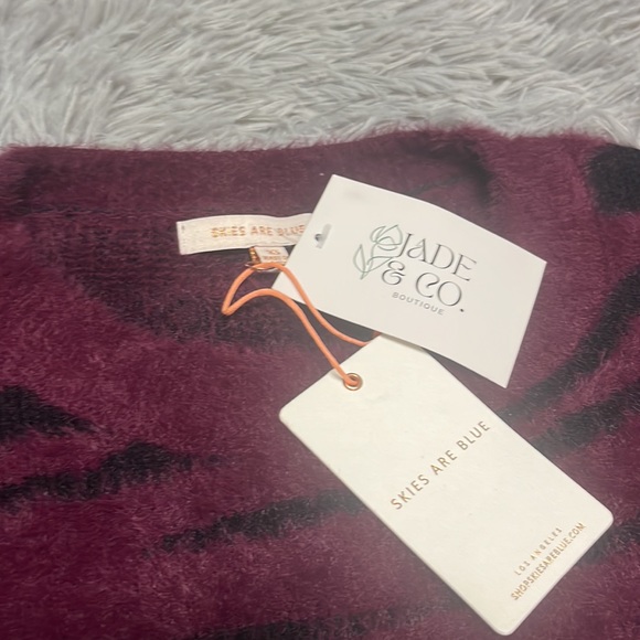 Beautiful sweater - Picture 2 of 7